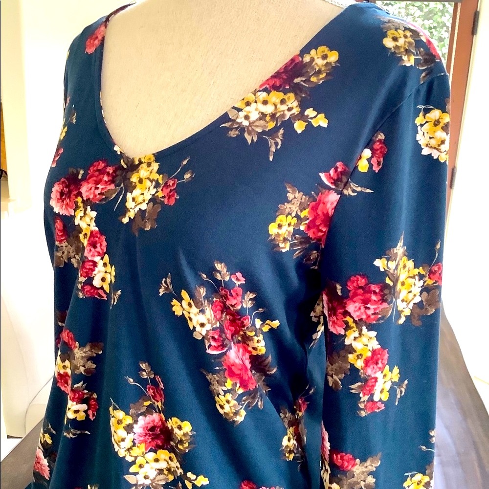 Flowered blouse 3/4 sleeve v-back - Picture 2 of 7